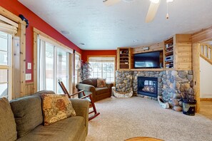 TV, fireplace, DVD player, books - Plush condo w/ gas fireplace - walk to lake beaches, golf & Ponderosa State Park (McCall)