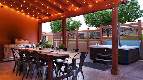 SG1 Stunning Views+Hot Tub - Charming Moab Retreat