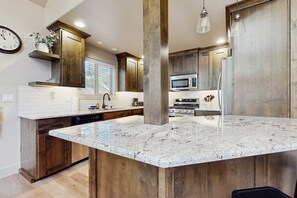 冷蔵庫、電子レンジ、オーブン、コンロ