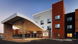 Un hotel Fairfield Inn & Suites con un diseño moderno, que presenta una entrada destacada y un área exterior cubierta.