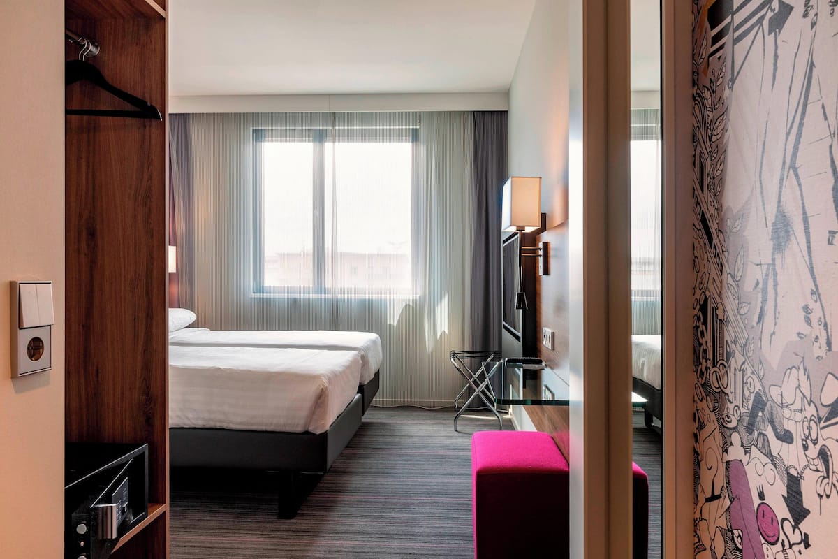 Chambre, 2 lits une place, non-fumeurs | Couette en duvet d'oie, bureau, rideaux occultants
