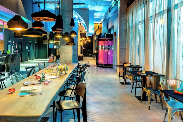 Télévision à écran plat de 42 pouces avec chaînes par câble, télévision