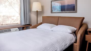 Een bureau, verduisterende gordijnen, geluiddichte muren