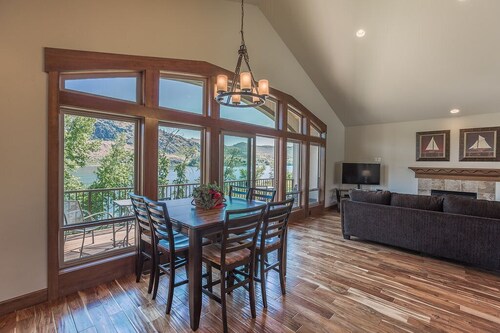 Wapato Lake Retreat-Sleeps 6, Waterfront and dock!