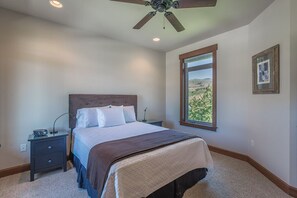 3 bedrooms, free WiFi - Wapato Lake Retreat-Sleeps 6, Waterfront and dock! (Manson)