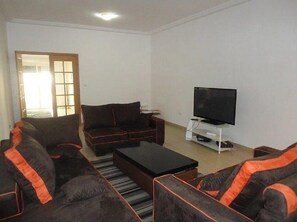 Departamento, 3 habitaciones | Sala de estar | Televisión 