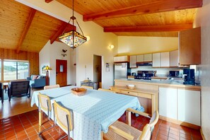 Dining - Dog-friendly home with ocean & golf views (Sea Ranch)