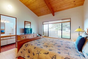 2 bedrooms, iron/ironing board, free internet, bed sheets - Dog-friendly home with ocean & golf views (Sea Ranch)