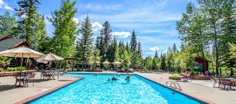 Spacious cabin with WiFi, gas fireplace, AC, hot tub, & seasonal pool