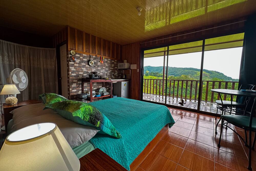 Farmstay with Ocean View in Monteverde! Nature, private and amazing views