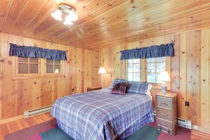 3 bedrooms, Internet, bed sheets - Lakefront cabin with private beach and dock - short drive to town and ski resort (McCall)
