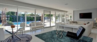 Sunny Mid-Century Modern Beauty! Stunning Pool, Spa & Mountain Views!