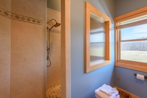 Combined shower/bathtub, towels - Family-Style Cabin with Views (Banner Elk)