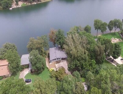 Arkansas Lakeside Stay-cation! Relax,Bike,Golf,Kayak,Swim or Chat by the Fire!