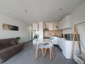TV - Large air-conditioned beachfront studio up to 4 people close to shops (EMPURIABRAVA)
