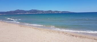 Ampio monolocale fronte mare con aria condizionata fino a 4 persone vicino ai negozi