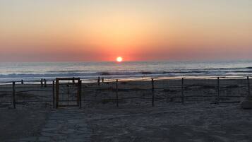 Accommodatie ligt op het strand, ligstoelen, strandlakens