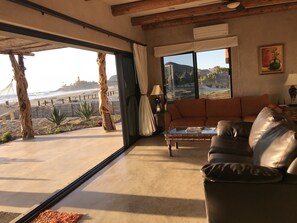 Kamin, Bücher, Computerbildschirme, Drucker