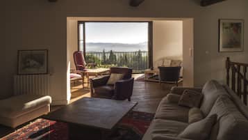 TV, peis, DVD-spiller og bordtennis