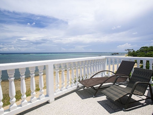 Ocean front, 100 steps from the beach, awesome view! 5 Bed/4 Bath+King Bed Loft