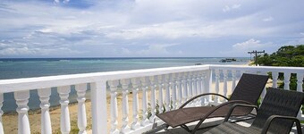 Ocean front, 100 steps from the beach, awesome view! 5 Bed/4 Bath+King Bed Loft