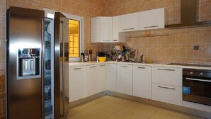 Villa - 5 soveværelser | Privat køkken | Kaffe-/temaskine, køleskab, mikrobølgeovn, ovn