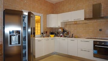 Villa, 5 habitaciones | Cocina privada | Refrigerador, microondas, horno y cafetera y tetera
