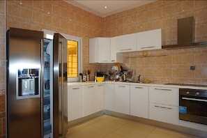 Villa, 5 Bedrooms | Private kitchen | Fridge, microwave, oven, coffee/tea maker - Villa Citronnelle Ngaparou (Ngaparou)