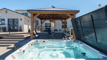 Bain à remous extérieur