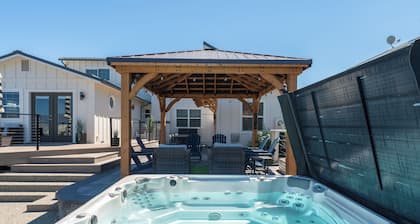 Lake Chelan Vacation Rental with private pool and hot tub, sleeps up to 12