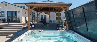 Lake Chelan Vacation Rental with private pool and hot tub, sleeps up to 12