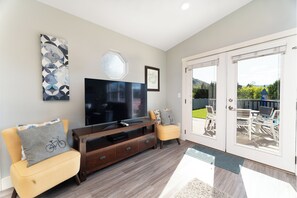 Smart TV, fireplace - Lake Chelan Vacation Rental with private pool and hot tub, sleeps up to 12 (Chelan)