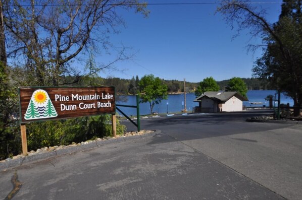 Bordje voor Pine Mountain Lake Dunn Court Beach.