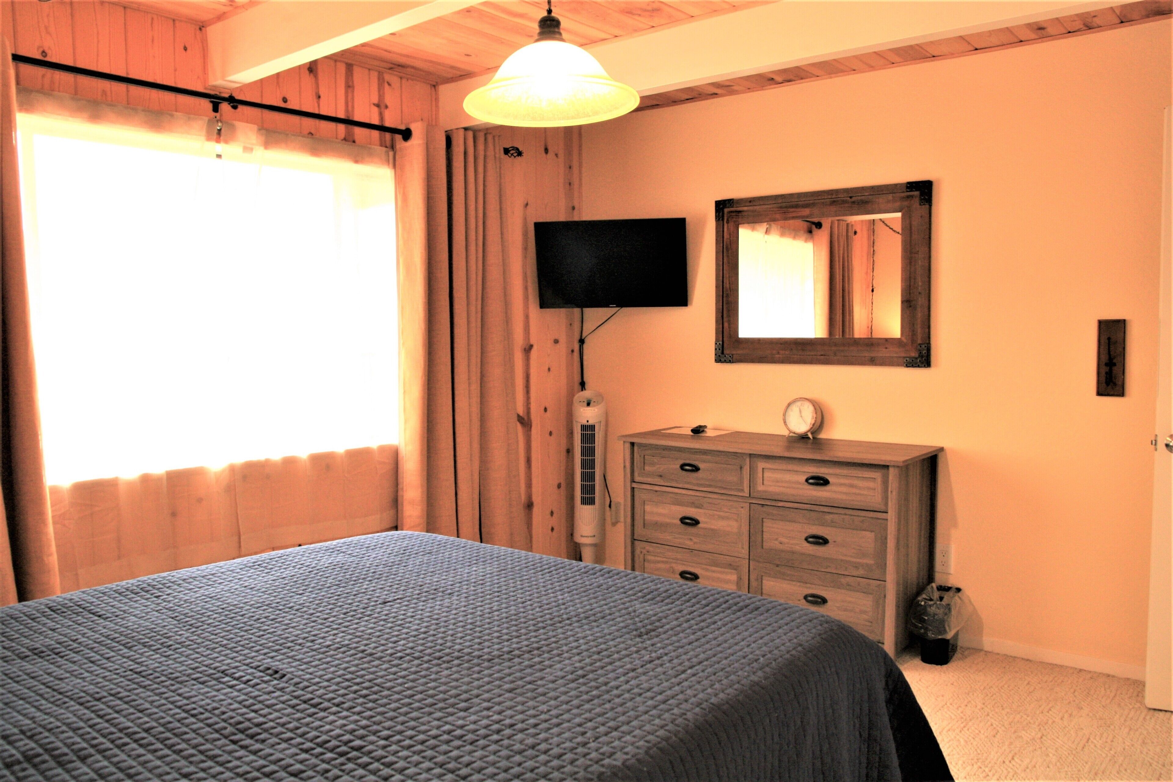 3 habitaciones, tabla de planchar con plancha y cuna de viaje 