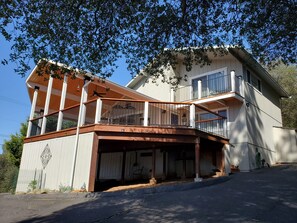 Un bâtiment à deux étages doté d’un porche couvert et d’un balcon.