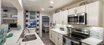 A block from beach * PRIVATE POOL* Bunk Room * Large Screened in hang out porch