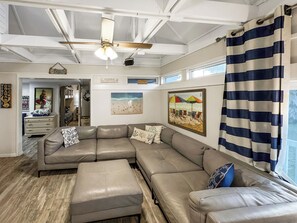 Smart-TV, DVD-spiller, bøker og stereoanlegg