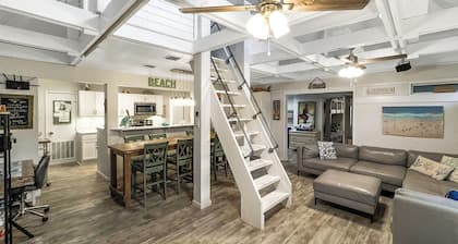 A block from beach * PRIVATE POOL* Bunk Room * Large Screened in hang out porch