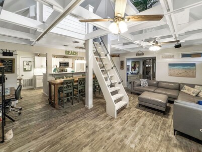 A block from beach * PRIVATE POOL* Bunk Room * Large Screened in hang out porch