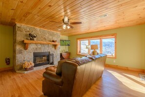 Smart TV, fireplace - Mountain Cabin with Long-Range Views (Vilas)