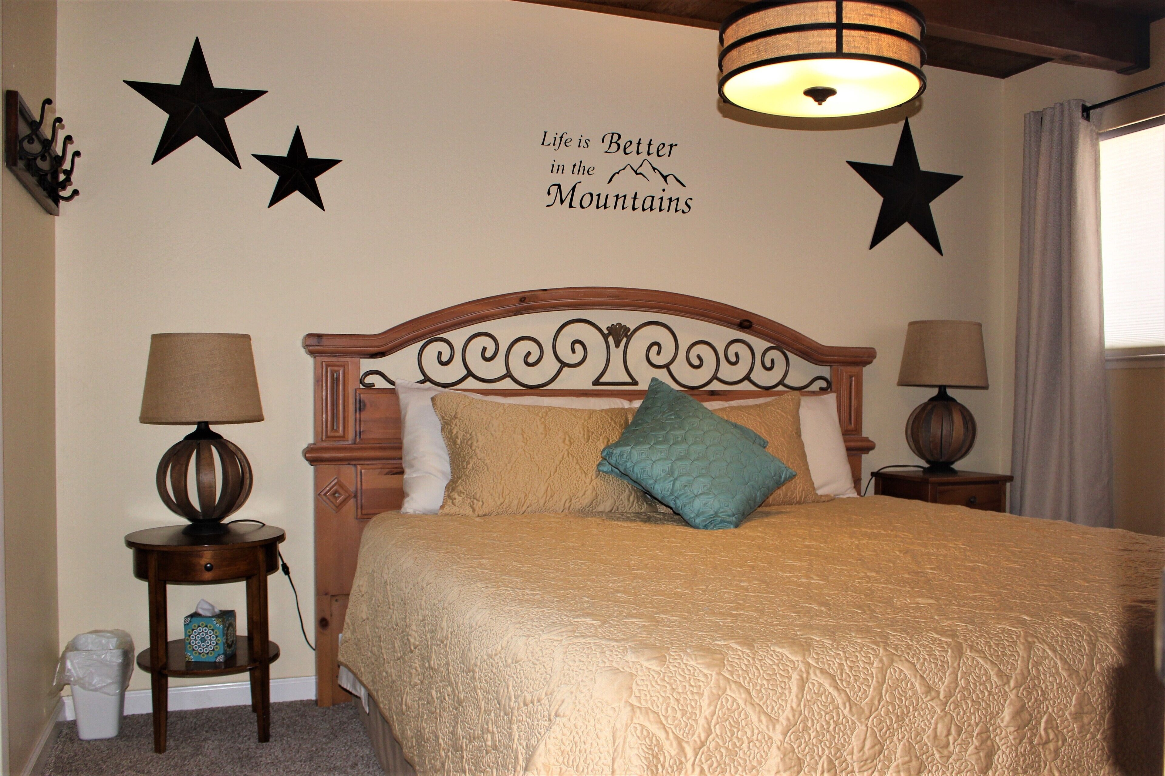 3 habitaciones, tabla de planchar con plancha y cuna de viaje 