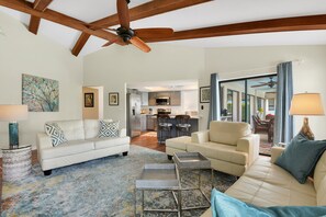 Een smart-tv, een dvd-speler, boeken en een filmbibliotheek