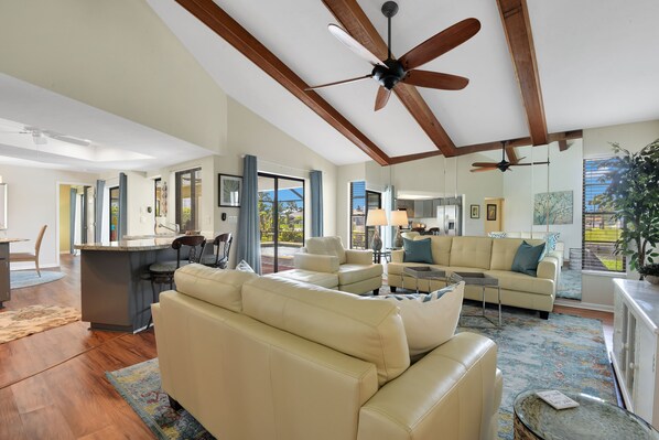 Een smart-tv, een dvd-speler, boeken en een filmbibliotheek