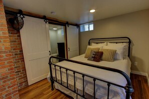 1 bedroom, iron/ironing board, WiFi, bed sheets - Cozy Luxury Remodel, Fantastic Backyard! Walk in 5 minutes to CSU/Old Town (Ft Collins)