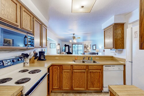 Comfy condo by the lake with a shared pool - near skiing and downtown McCall