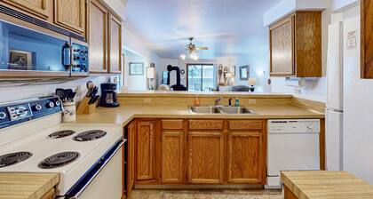 Comfy condo by the lake with a shared pool - near skiing and downtown McCall