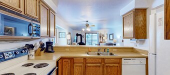 Comfy condo by the lake with a shared pool - near skiing and downtown McCall