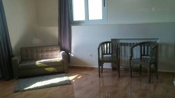 Standard Twin Room | Desk, free WiFi, bed sheets
