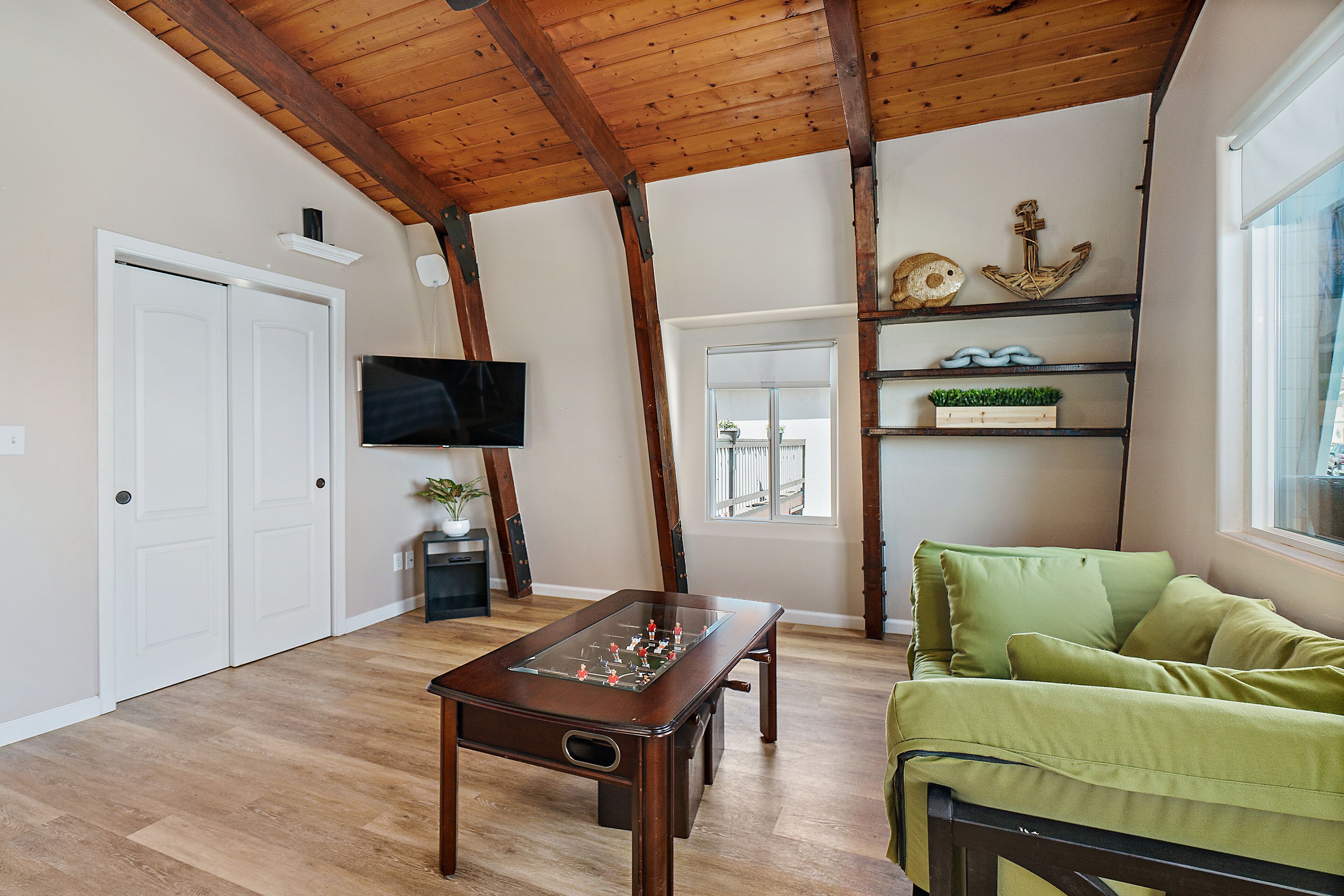 Smart-tv, videospelletjes, een dvd-speler en tafelvoetbal