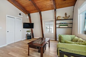 Smart-tv, tv-spel, dvd-spelare och bordsfotboll